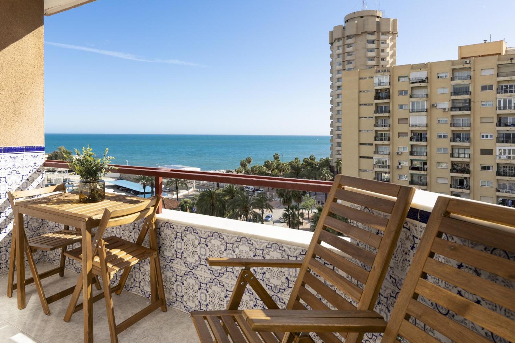 Beachfront Apartment With Terrace And Seaviews Фуeнхирола Екстериор снимка