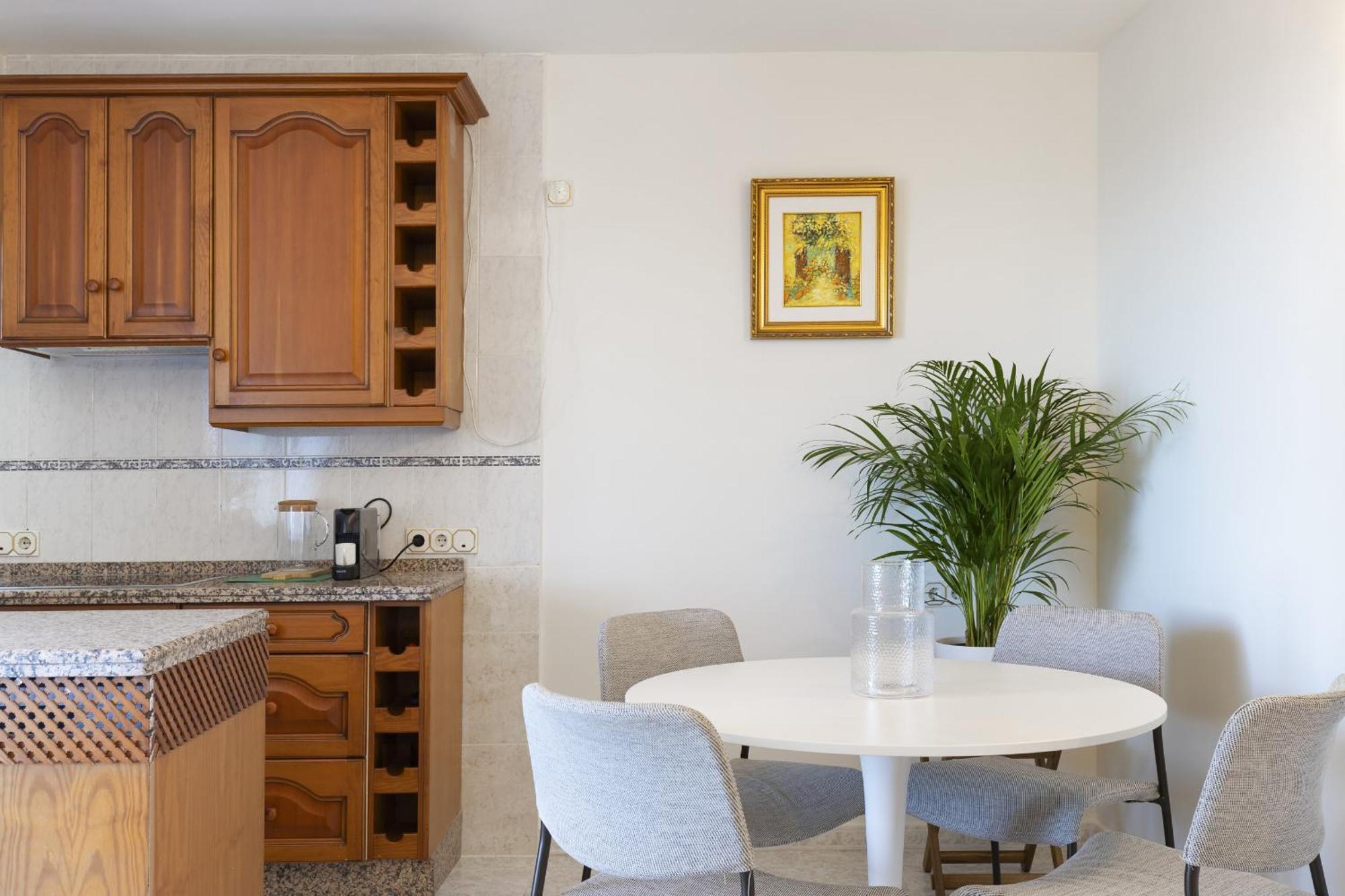 Beachfront Apartment With Terrace And Seaviews Фуeнхирола Екстериор снимка