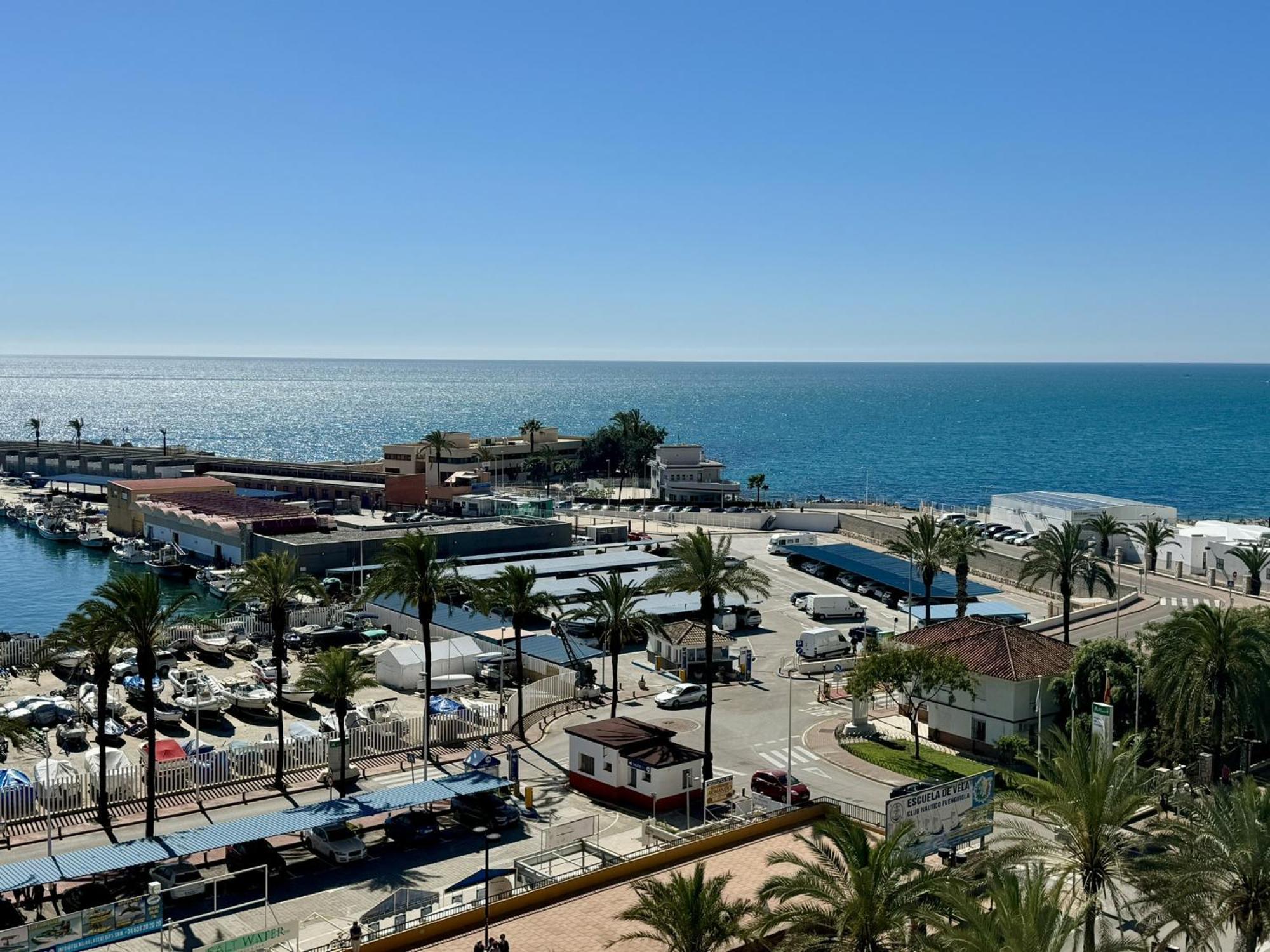 Beachfront Apartment With Terrace And Seaviews Фуeнхирола Екстериор снимка
