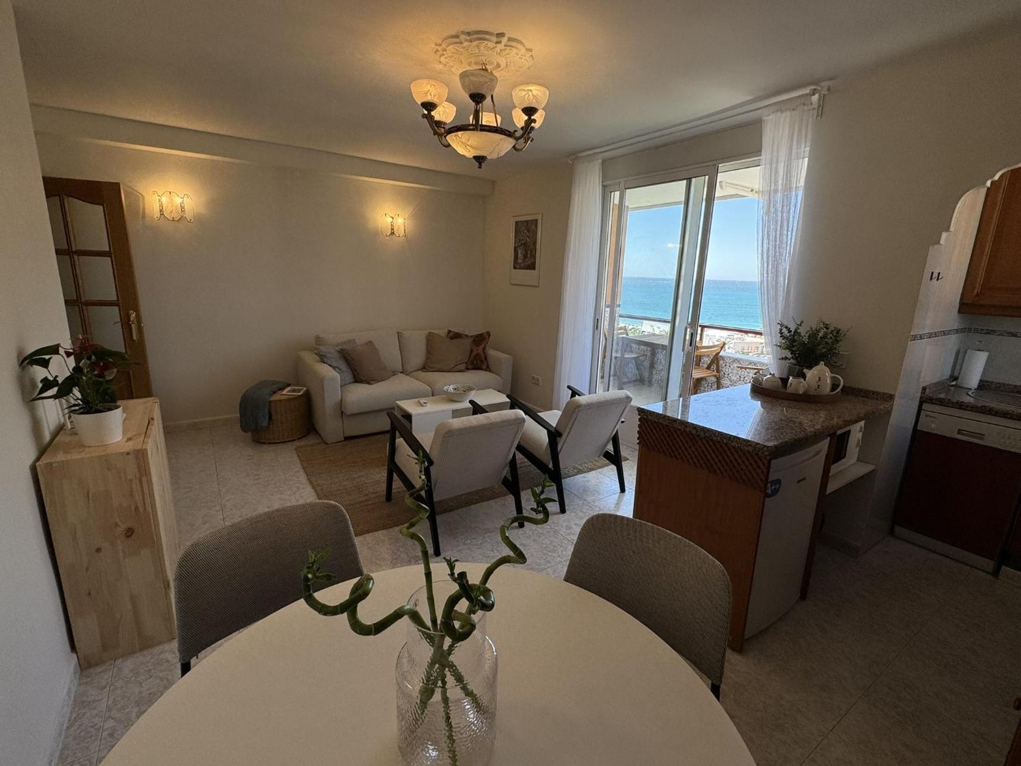 Beachfront Apartment With Terrace And Seaviews Фуeнхирола Екстериор снимка