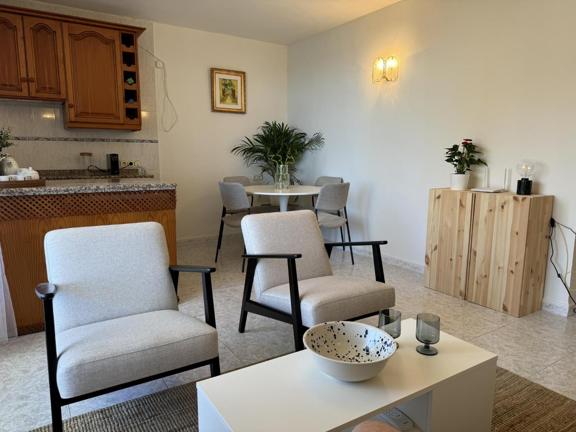 Beachfront Apartment With Terrace And Seaviews Фуeнхирола Екстериор снимка